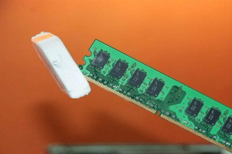 Dùng tẩy vệ sinh RAM laptop