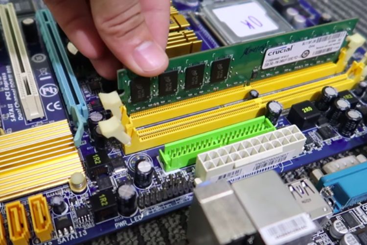 Vệ sinh khe cắm RAM và lắp RAM