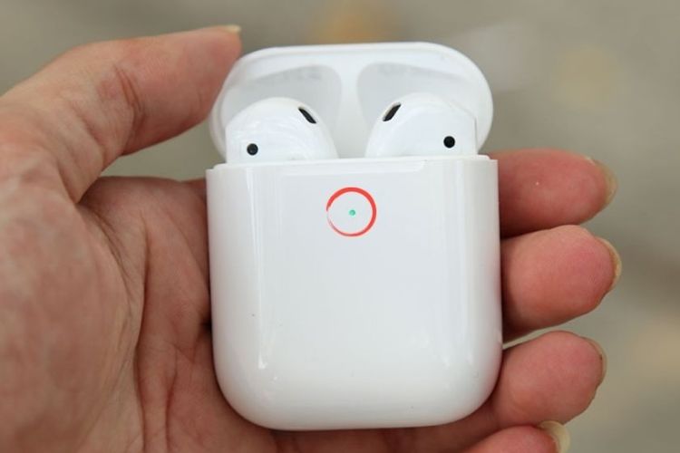 Kiểm tra thời lượng pin trên airpods dễ dàng bằng đèn hiển thị 
