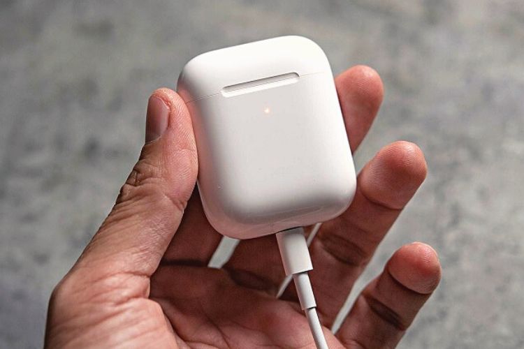 Nên sạc Airpods đúng cách hơn