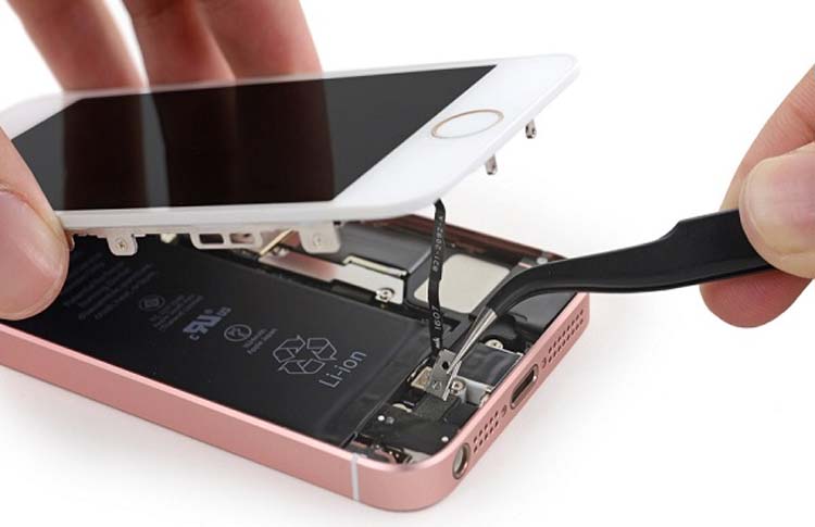 Dịch vụ thay màn hình iPhone SE siêu tốc, chính hãng, giá rẻ duy nhất tại TP.HCM