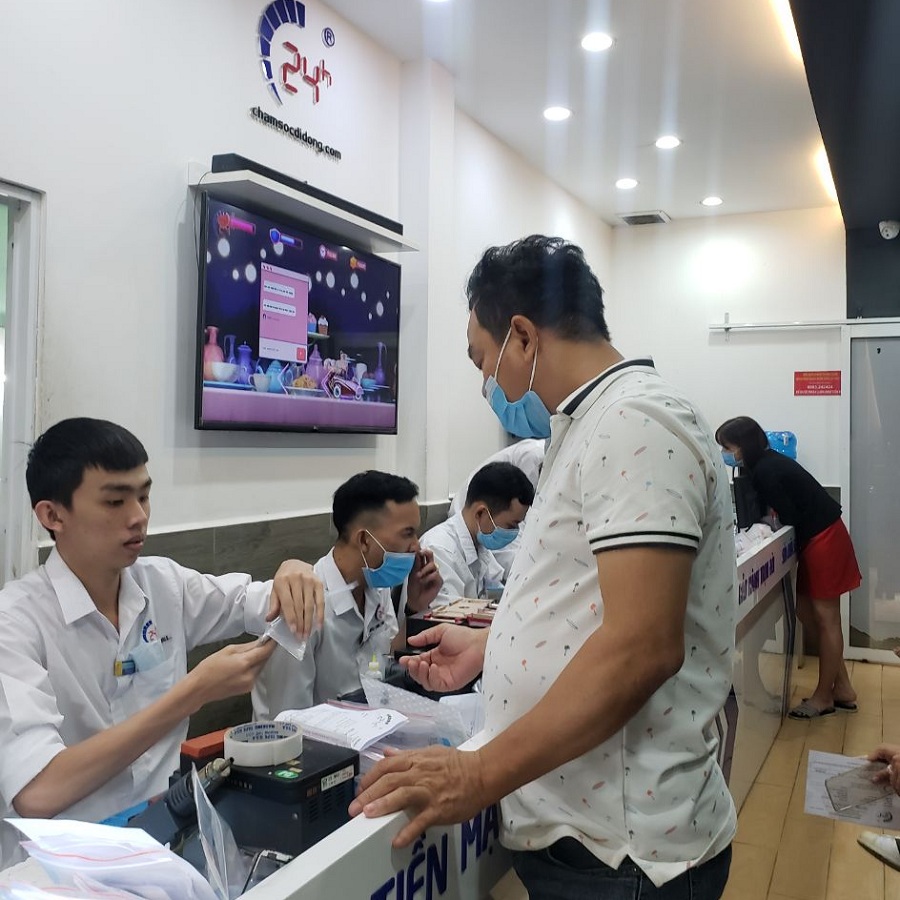 Khách hàng có thể tìm đến Bệnh Viện Điện Thoại 24h để thay màn hình cho