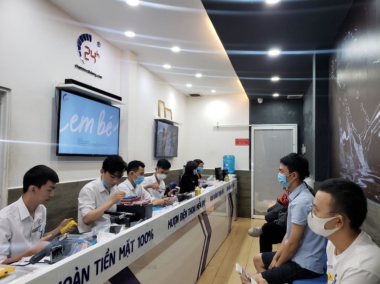 Khách hàng có thể yên tâm khi lựa chọn dịch vụ thay màn hình tại Bệnh Viện Điện Thoại 24h