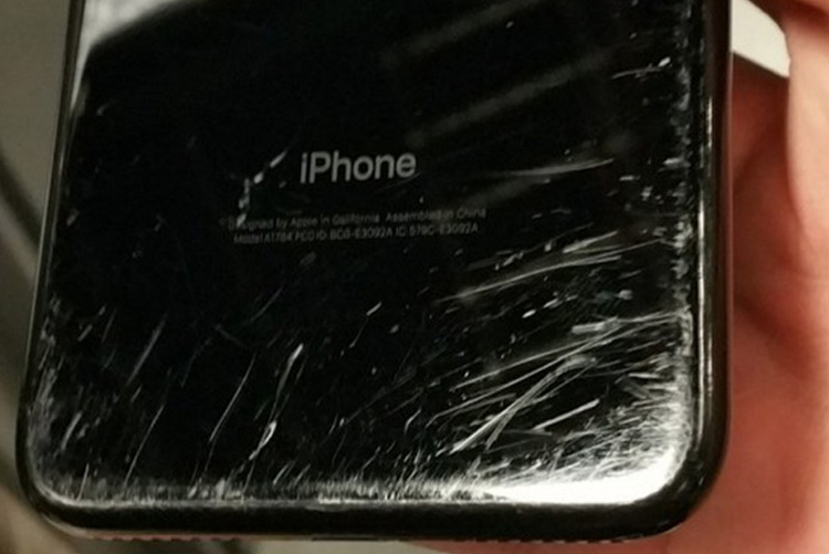 iPhone 7 bị trầy xước