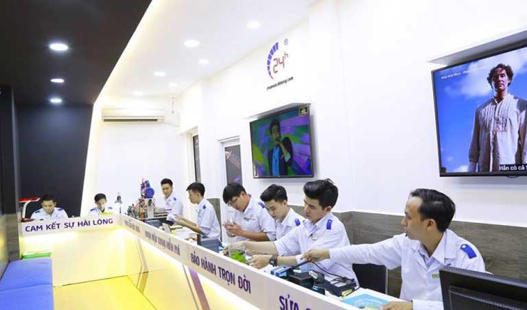 kỹ thuật viên đang sửa chữa thiết bị cho khách hàng