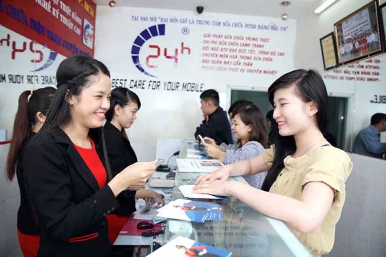 Bệnh Viện Điện Thoại 24h trao trả thiết bị cho khách hàng