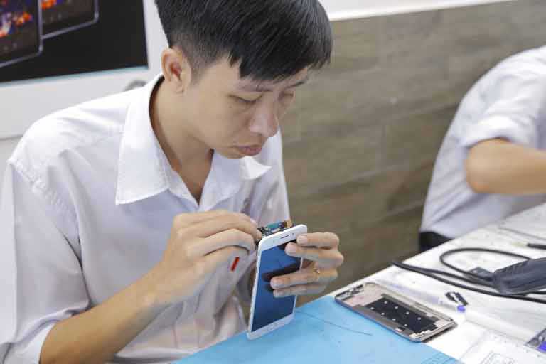 Thay mặt kính cảm ứng Samsung Galaxy S9 Plus 05