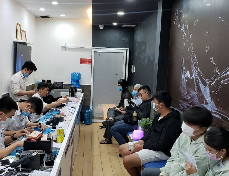 Khách có thể đến thay màn hình Mi 8 Pro tại Bệnh Viện Điện Thoại 24h