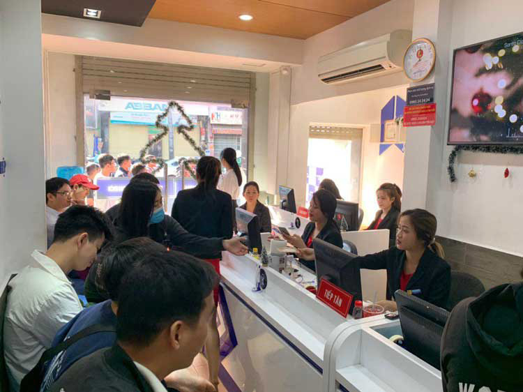 Khách đến thay màn hình tại Bệnh viện điện thoại 24h