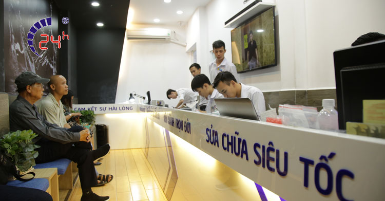người dùng đang sửa điện thoạin tại 24h