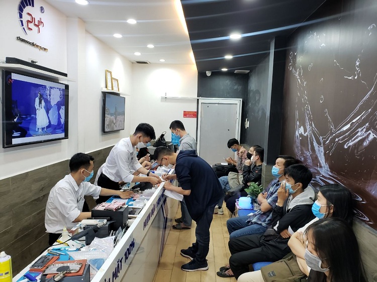 Bệnh Viện Điện Thoại 24h hỗ trợ thay pin cho khách chỉ trong tích tắc