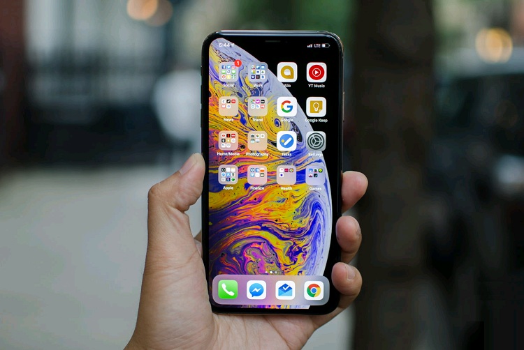 Mặt trước iPhone XS Max được trang bị màn hình Super Retina OLED với đầu vào cảm ứng ở mức 120Hz