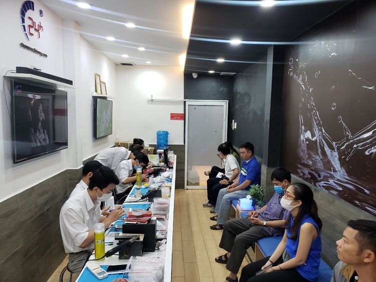 Bệnh Viện Điện Thoại 24h hỗ trợ khách thay cảm ứng nhanh chóng