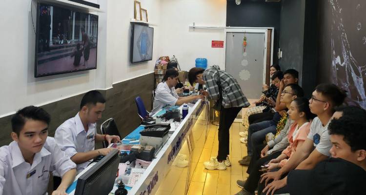 Khách hàng sửa chữa iPhone tại Bệnh Viện Điện Thoại 24h