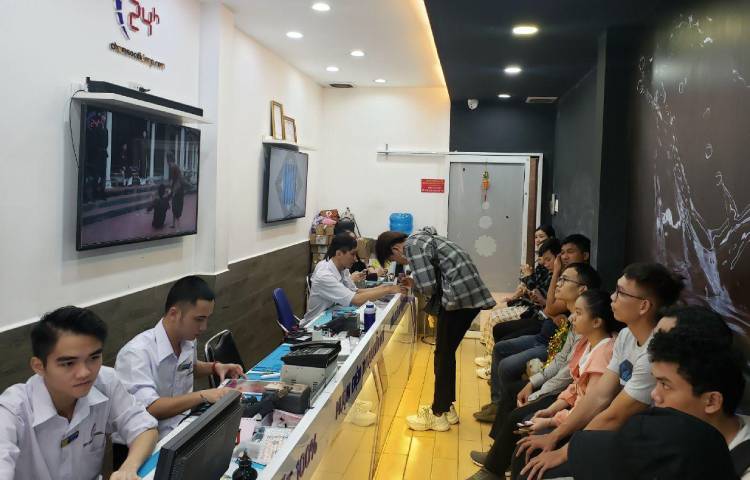 Khách sửa chữa tại Bệnh Viện Điện Thoại 24h