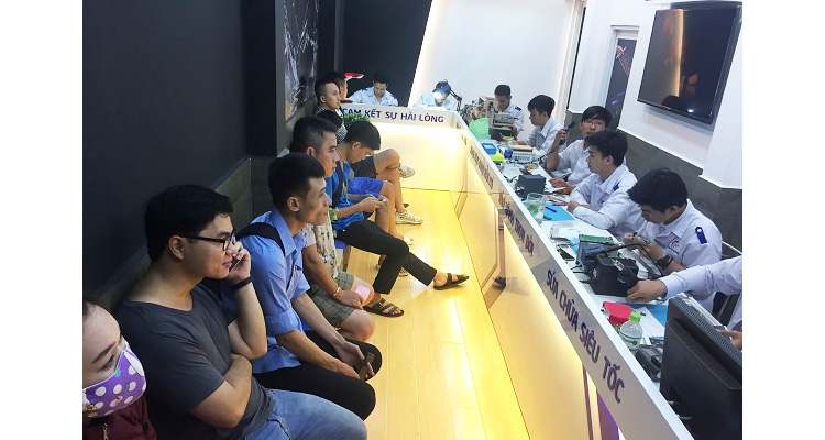 khách sửa chữa tại Bệnh Viện Điện Thoại 24h