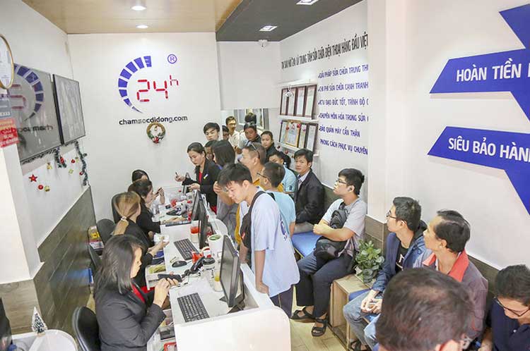 khách hàng sửa chữa tại bệnh viện điện thoại 24h
