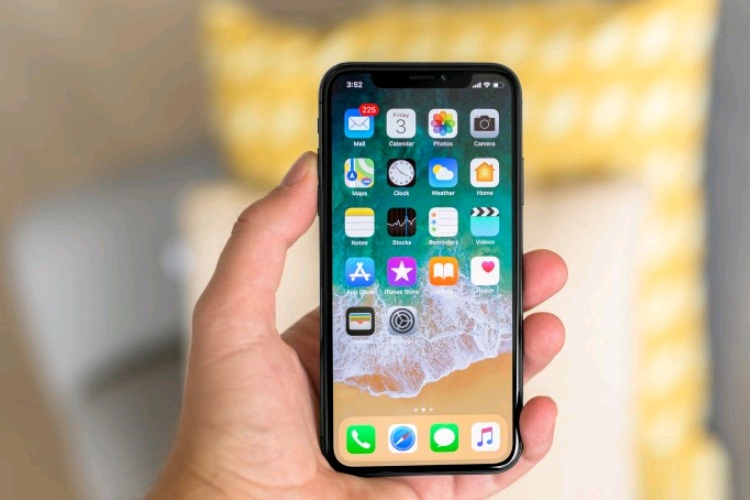 Mặt trước iPhone X được trang bị một tấm nền Super Retina OLED