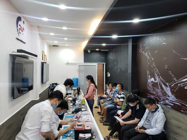 Bệnh Viện Điện Thoại 24h sẽ hỗ trợ khách thay mặt kính trong tích tắc