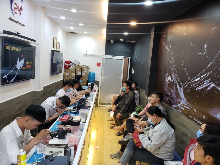 Khách hàng có thể yên tâm về dịch vụ thay màn hình tại Bệnh Viện Điện Thoại 24h
