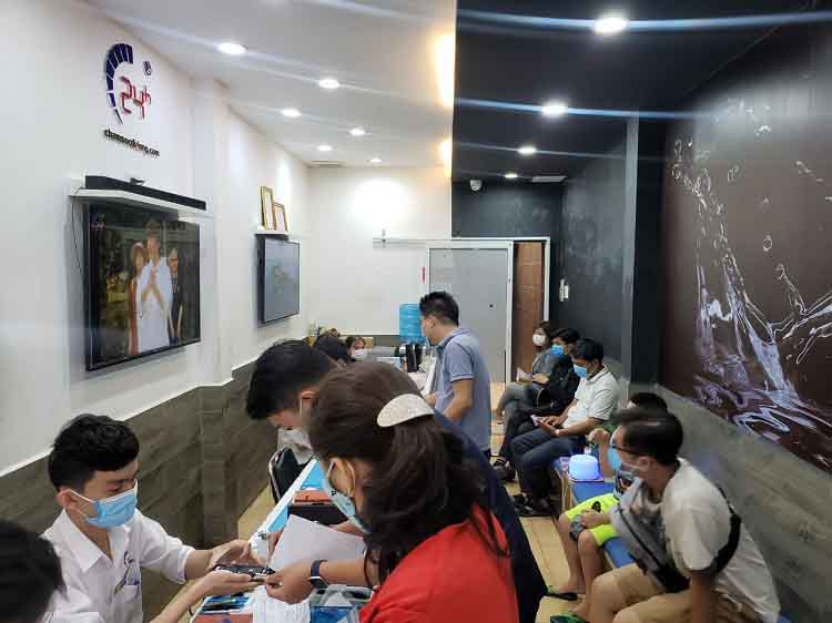 Khách có thể tin chọn dịch vụ thay màn hình của Bệnh Viện Điện Thoại 24h