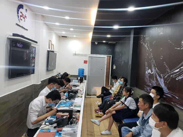 Bệnh Viện Điện Thoại 24h sẵn sàng trợ giúp khách thay màn hình nhanh chóng