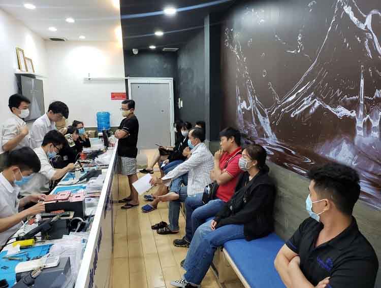 Khách hàng có thể tin tưởng dịch vụ thay màn hình tại Bệnh Viện Điện Thoại 24h