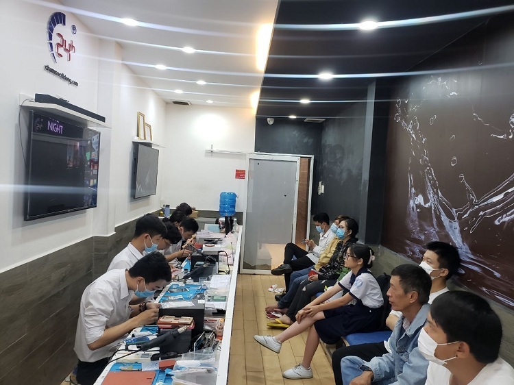 Bệnh Viện Điện Thoại 24h luôn túc trực hỗ trợ khách thay màn hình nhanh chóng ngay trong ngày