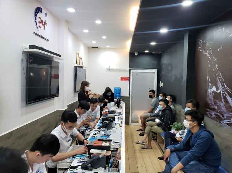 Bệnh Viện Điện Thoại 24h luôn túc trực để thay màn hình điện thoại cho khách nhanh chóng