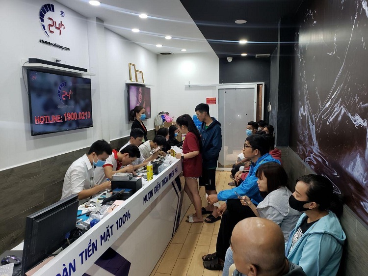 Khách hàng có thể quan sát trực tiếp quá trình thay mới màn hình tại Bệnh Viện Điện Thoại 24h