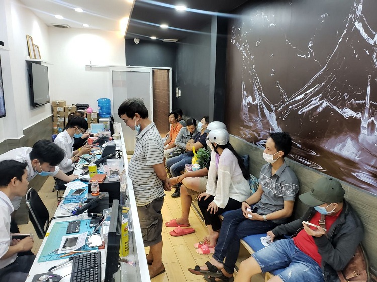 Không gian hỗ trợ thay màn hình tại Bệnh Viện Điện Thoại 24h