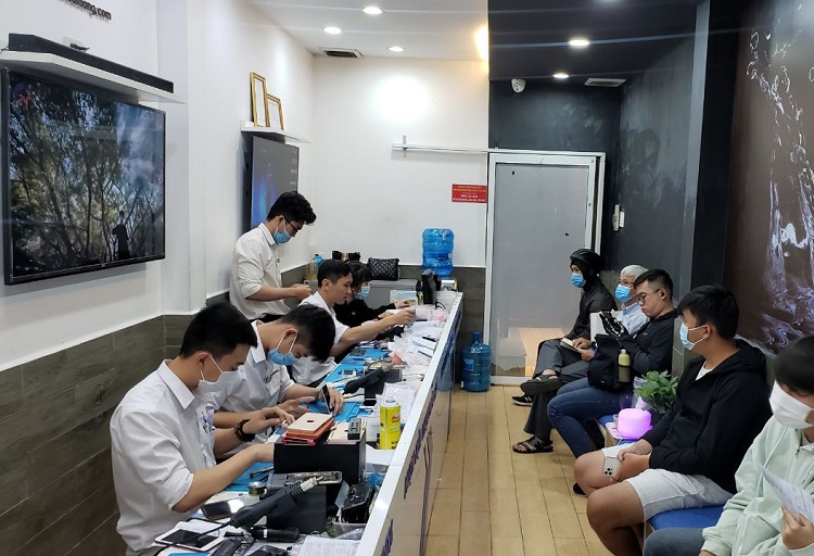 Bệnh Viện Điện Thoại 24h có thể hỗ trợ khách thay màn hình tất cả các ngày trong tuần