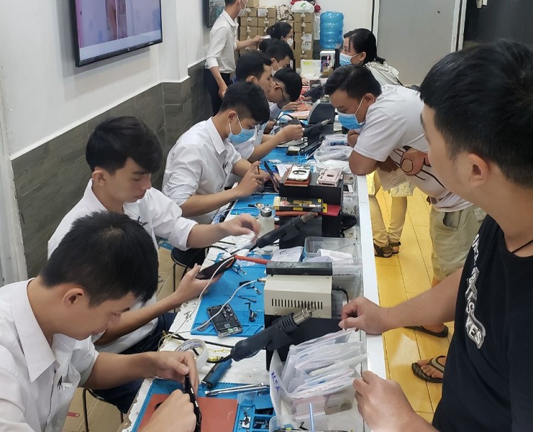 Đội ngũ kỹ thuật viên Bệnh Viện Điện Thoại 24h luôn hỗ trợ khách giải quyết vấn đề tận tình