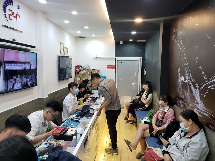 Khu vực sữa chữa di động tại Bệnh Viện Điện Thoại 24h 
