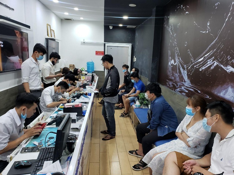 Dịch vụ thay màn hình tại Bệnh Viện Điện Thoại 24h đảm bảo minh bạch bằng cách để khách quan sát trực tiếp quá trình sửa chữa ngay tại chỗ