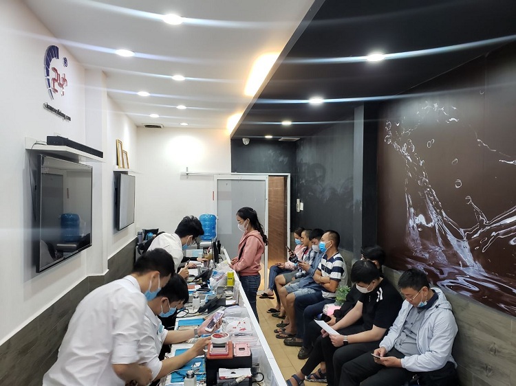 Bệnh Viện Điện Thoại 24h sẵn sàng hỗ trợ khách thay màn hình điện thoại trong ngày