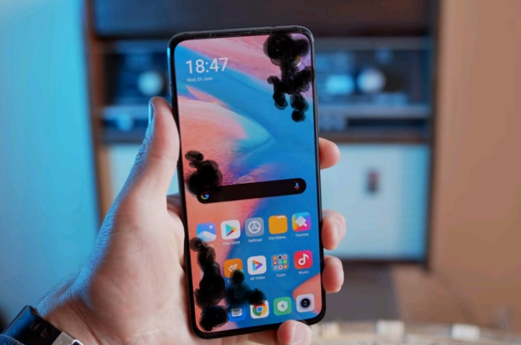 Màn hình điện thoại bị nổi đốm đen sẽ cản trở khả năng thao tác của người dùng