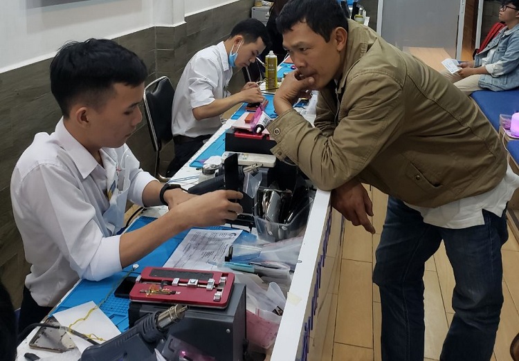 Bệnh Viện Điện Thoại 24h có thể hỗ trợ bkhashc hàng thay màn hình điện thoại trong tích tắc