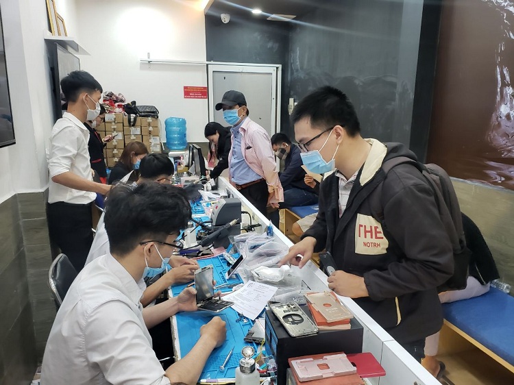 Khu vực sửa chữa lấy liền tại Bệnh Viện Điện Thoại 24h
