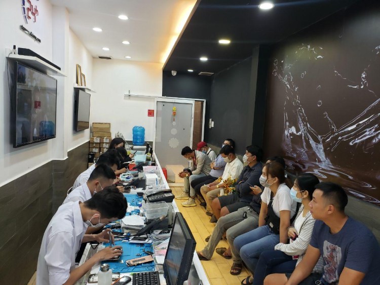 Khách hàng đến thay màn hình điện thoại tại Bệnh Viện Điện Thoại