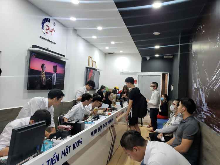 Bệnh Viện Điện Thoại 24h luôn sẵn sàng hỗ trợ khách thay mặt kính nhanh chóng