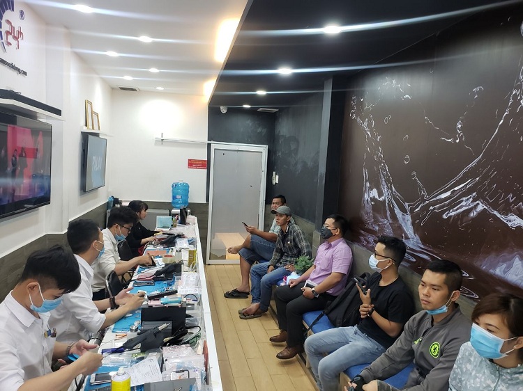 Bệnh Viện Điện Thoại 24h luôn hỗ trợ khách thay màn hình cho thiết bị tận tình
