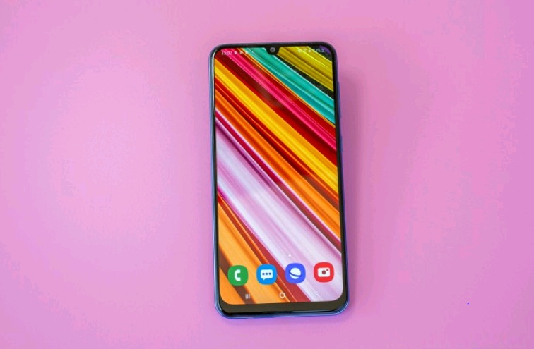 Mặt trước Galaxy được trang bị một tấm nền Super AMOLED với kính cường lực Gorilla Glass 3