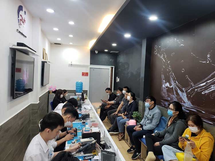 Khách có thể thay mặt kính mới cho thiết bị tại Bệnh Viện Điện Thoại 24h