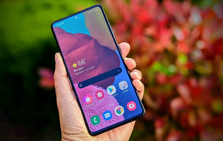 Mặt trước Galaxy A51 được thiết lập một tấm nền Super AMOLED