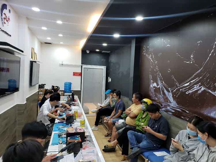 Bệnh Viện Điện Thoại 24h sẵn sàng hỗ trợ khách thay mặt kính trong tích tắc
