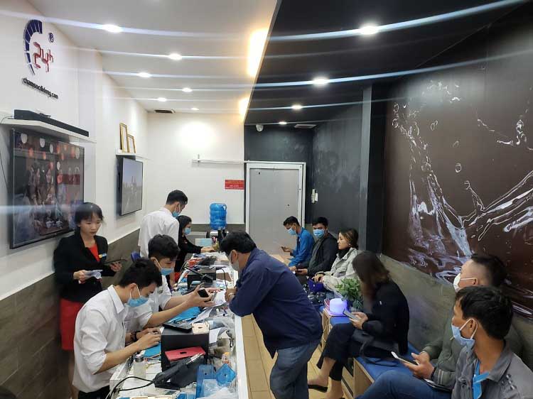 Bệnh Viện Điện Thoại 24h có thể hỗ trợ khách thay mặt kính trong thời gian nhanh chóng