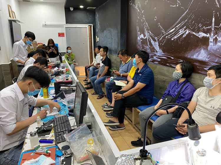 Bệnh Viện Điện Thoại 24h sẵn sàng hỗ trợ khách thay mặt kính trong tích tắc