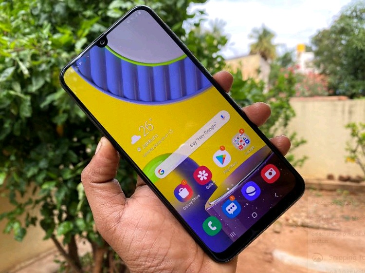 Mặt trước Galaxy M31 được trang bị một tấm nền Super AMOLED