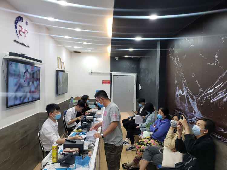 Bệnh Viện Điện Thoại 24h có thể giúp khách thay mặt kính trong thời gian nhanh chóng